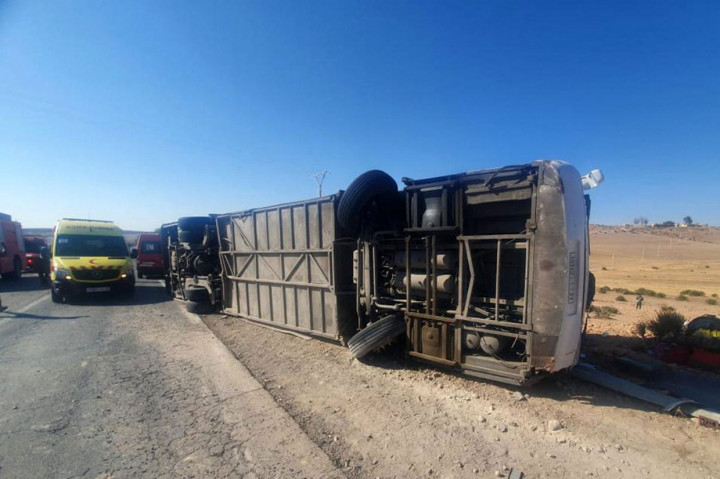Tim penyelamat dan pasukan keamanan berada di lokasi kecelakaan bus di jalan raya di Provinsi Khouribga, timur ibu kota ekonomi Maroko, Casablanca, pada Rabu, 17 Agustus 2022 waktu setempat.