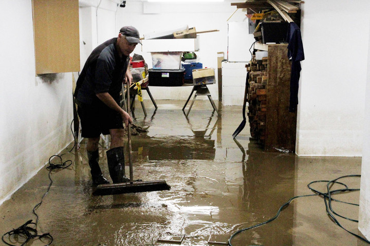 Banjir itu mengubah sungai utama Nelson, Maitai, menjadi aliran deras -- membanjiri rumah-rumah, membuka pipa-pipa dan membuat jalan-jalan tergenang air setinggi lutut.