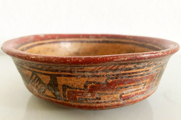 Gambar yang dirilis oleh Kedutaan Besar Guatemala di Jerman menunjukkan sebuah mangkuk peninggalan peradaban Maya di Dusseldorf, Jerman, pada 17 Agustus 2022. 