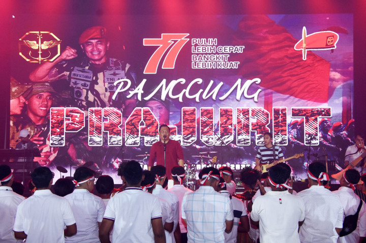 Komando Pasukan Khusus (Kopassus) menggelar gebyar Panggung Prajurit merayakan HUT ke-77 RI. Panggung prajurit diisi dengan berbagai hiburan seperti musik dari grup band ternama, Wali dengan lagu-lagunya yang bernuansa kehidupan.