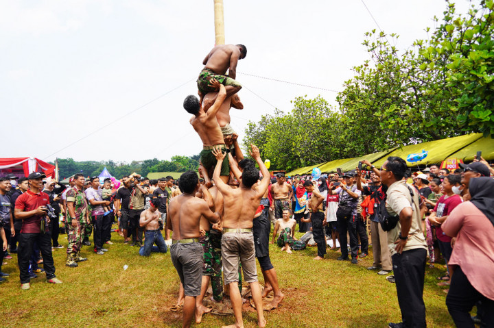 Ada juga lomba memasak, makan krupuk, panjat pinang, lomba menembak, juga rangkaian perlombaan ala 17-an.