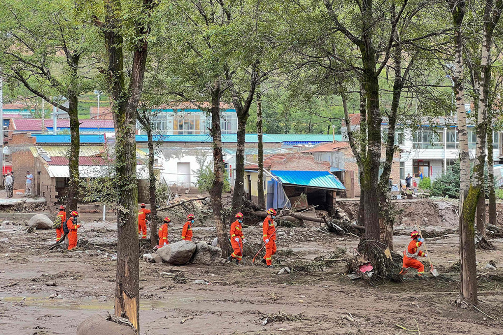Petugas penyelamat melakukan pencarian korban hilang setelah banjir bandang yang disebabkan oleh hujan deras yang tiba-tiba memicu tanah longsor di daerah Datong, Kota Xining, Provinsi Qinghai, barat laut Tiongkok, Kamis, 18 Agustus 2022.