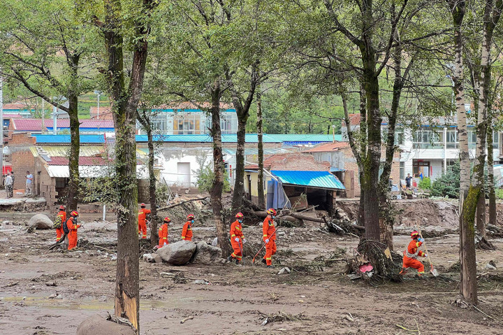 Petugas penyelamat melakukan pencarian korban hilang setelah banjir bandang yang disebabkan oleh hujan deras yang tiba-tiba memicu tanah longsor di daerah Datong, Kota Xining, Provinsi Qinghai, barat laut Tiongkok, Kamis, 18 Agustus 2022.