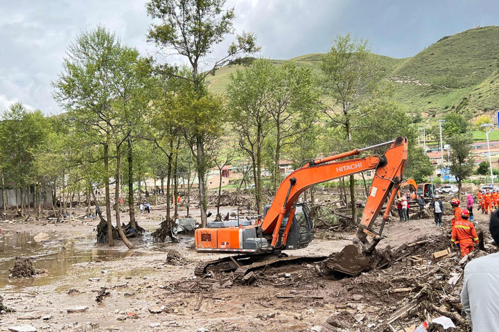 Sedikitnya 16 orang meninggal dan puluhan hilang akibat banjir bandang di barat laut Tiongkok, Kamis, 18 Agustus 2022. Banjir disebabkan oleh hujan yang tiba-tiba dan memicu tanah longsor serta menyebabkan arus sungai berubah arah.