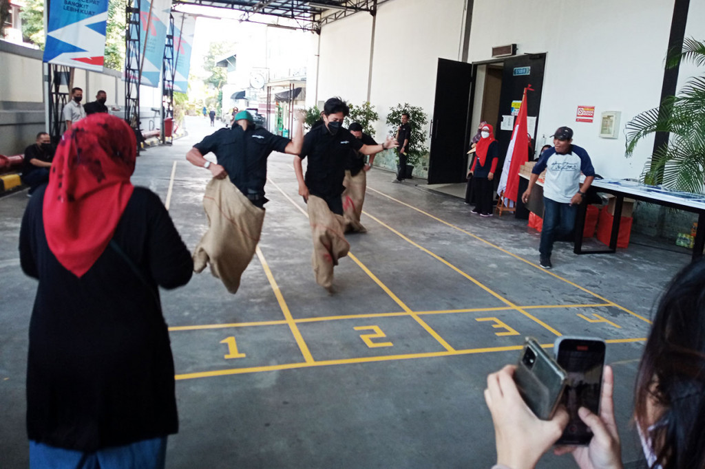 Adu cepat para peserta saat lomba balap karung.