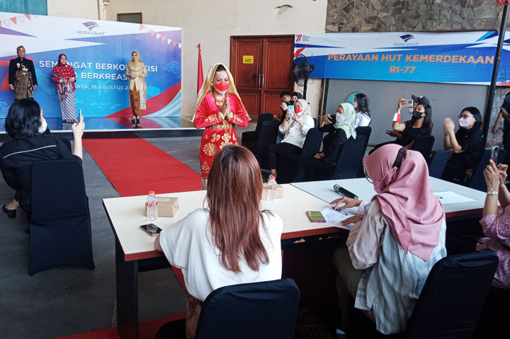 Lomba paling seru dan menyedot perhatian penonton adalah saat digelarnya fashion show. Bak para peragawan-peragawati, para peserta berlenggak-lenggok di catwalk bak Citayam Fashion Week.