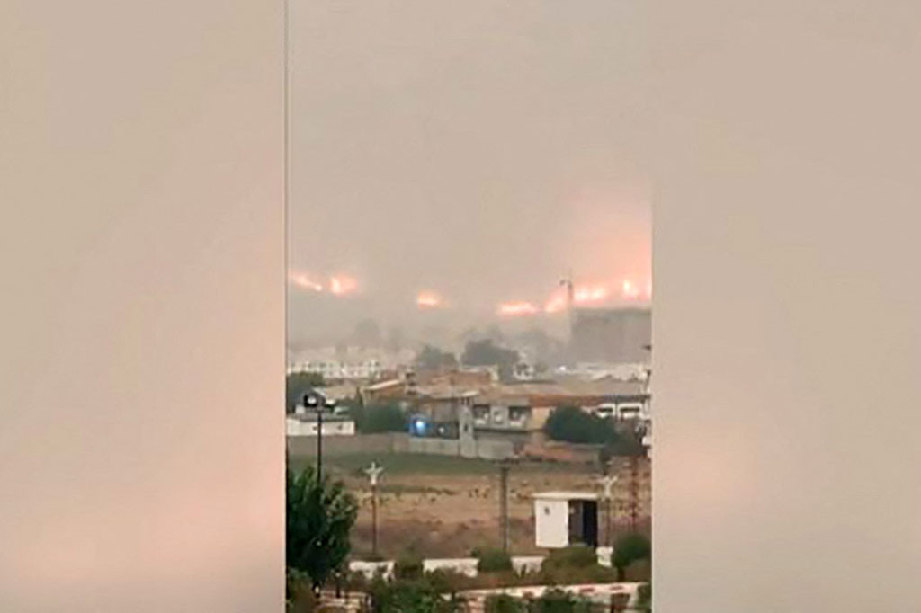 Petugas pemadam kebakaran Aljazair pada Kamis memerangi serangkaian kobaran api, yang dipicu oleh kekeringan dan gelombang panas yang menyengat, yang telah menewaskan sedikitnya 38 orang dan meninggalkan kehancuran berat.