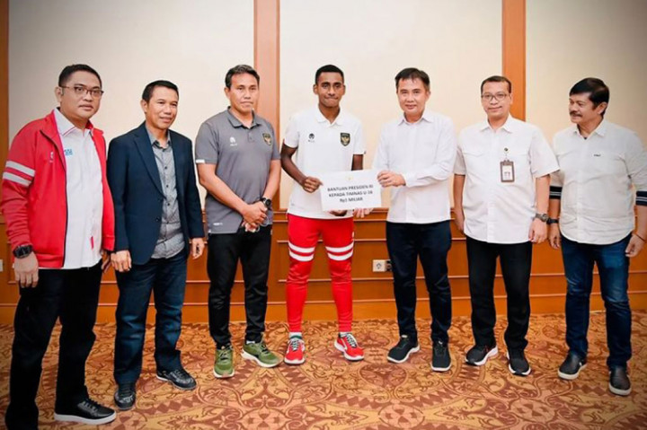  Presiden Jokowi memberikan bonus sebesar Rp1 miliar untuk tim nasional U-16 yang menjuarai Piala AFF U-16 2022. Bonus diserahkan oleh Deputi Bidang Protokol, Pers, dan Media, Sekretariat Presiden, Bey Machmudin.
