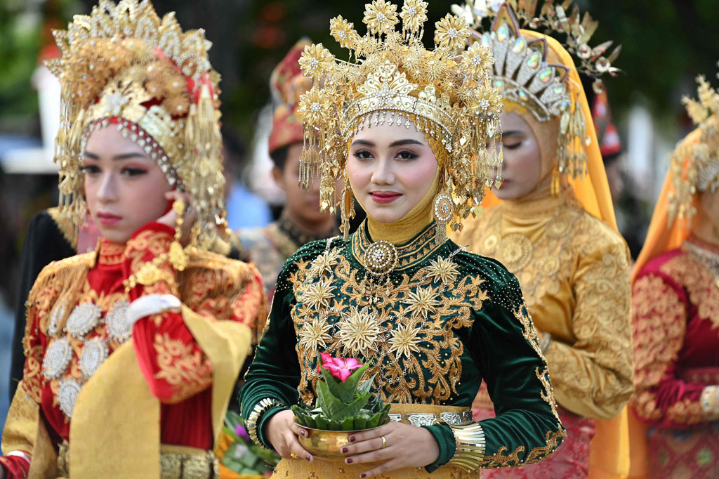 Ribuan pelajar tingkat sekolah dasar hingga menengah atas di Kota Banda Aceh ikut memeriahkan pawai karnaval dalam rangka memperingati HUT ke-77 Kemerdekaan Republik Indonesia pada Kamis, 18 Agustus 2022.