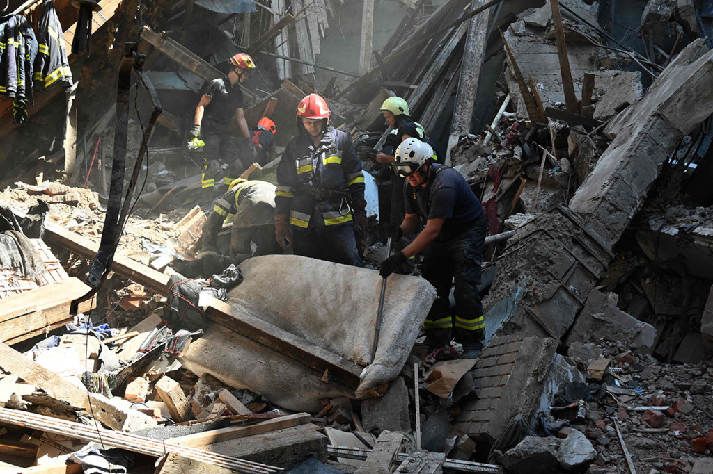 Synegubov juga menyebut serangan roket Rusia ke Kota Krasnograd, 100 kilometer dari Kharkiv, telah menghancurkan beberapa gedung permukiman dan menewaskan 2 warga sipil serta 2 orang terluka, termasuk seorang anak-anak. 