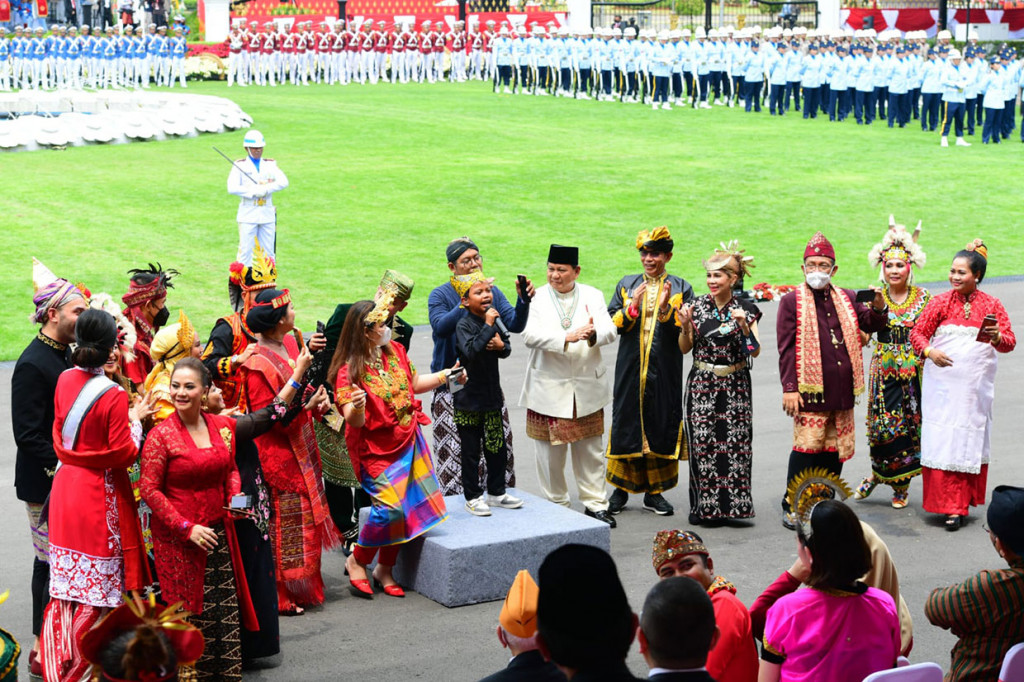 Selain dimeriahkan kirab budaya, atraksi kesenian, dan deretan baju adat yang dikenakan para undangan, upacara HUT ke-77 Kemerdekaan RI di Istana Merdeka, Jakarta juga dimeriahkan oleh penampilan penyanyi cilik yang sedang hit, Farel Prayoga.