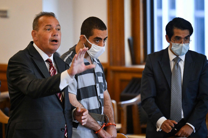 Hadi Matar, tersangka penikaman Salman Rushdie mengaku tidak bersalah atas tuduhan percobaan pembunuhan dan penyerangan, di sidang pengadilan di bagian utara New York, Kamis, 18 Agustus 2022 waktu setempat.