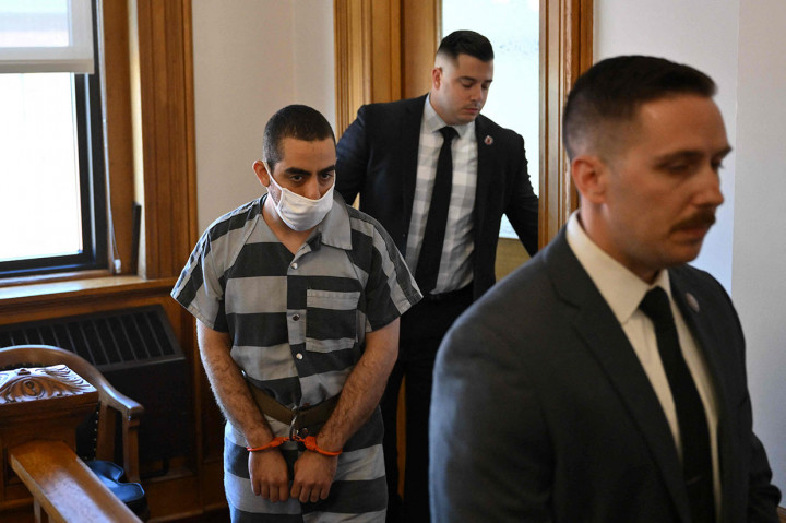 Pengacaranya, pembela umum Nathaniel Barone, bersikeras pada asas praduga tak bersalah sampai kliennya dinyatakan terbukti bersalah.