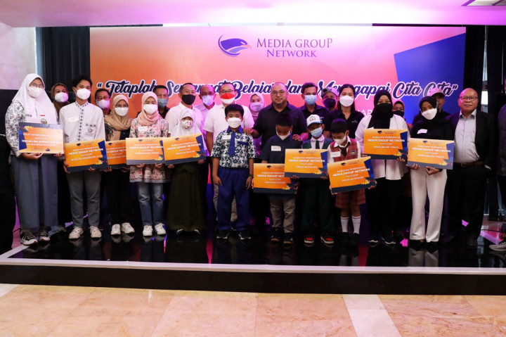 “Harapannya memang, kita bisa lebih banyak lagi ya anak-anak karyawan yang menerima supaya orang tuanya tetap semangat bekerja di kantor. Memang tahun ini kita berikan jumlahnya lebih besar dari tahun sebelumnya. Dan kita kita akan terus tingkatkan sesuai dengan kemampuan perusahaan,” imbuh Mirdal.