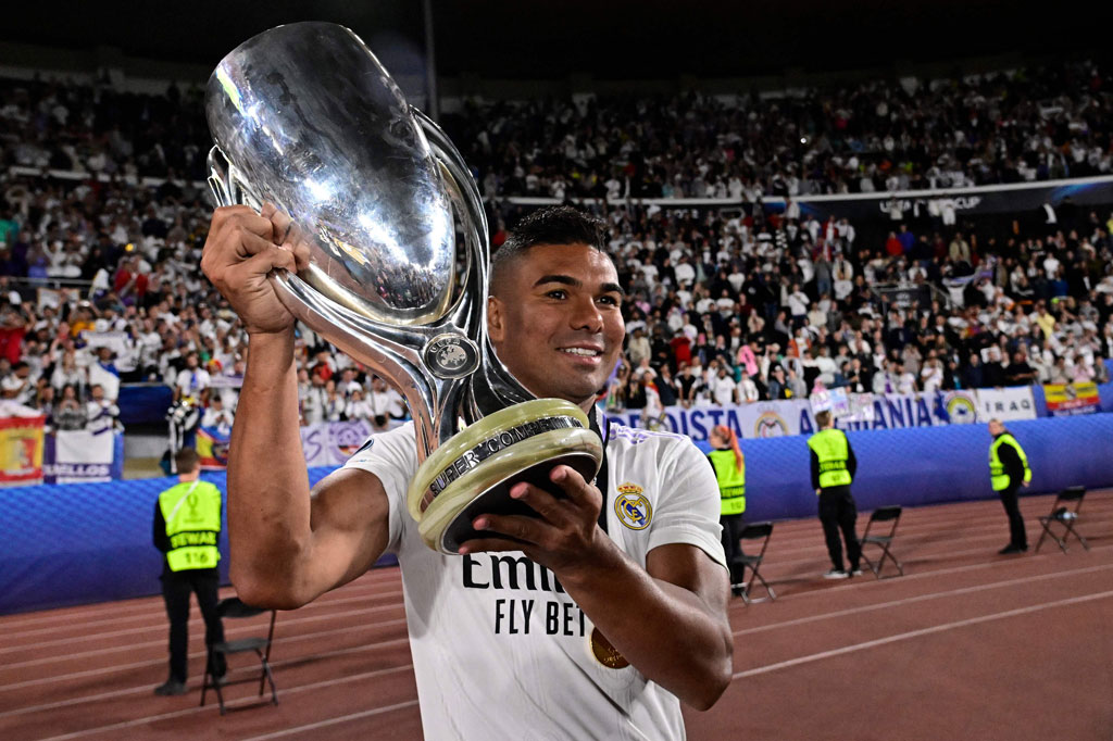 Casemiro diperkirakan akan tiba di Inggris dalam waktu 24 hingga 48 jam ke depan untuk menjalani tes medis serta meneken kontrak, sebelum akhirnya resmi berseragam The Red Devils.