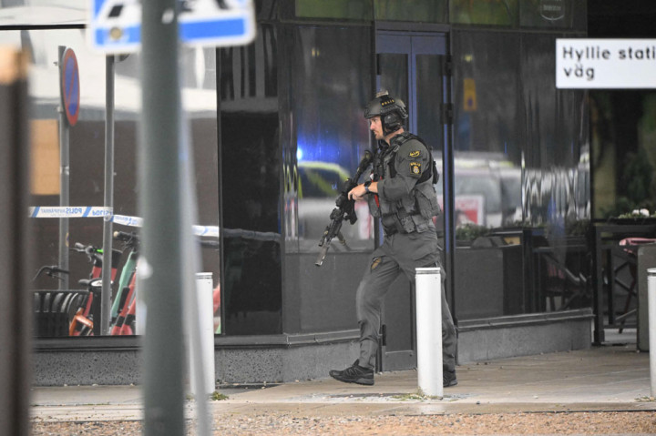 Polisi mengamankan tempat kejadian pascaterjadinya penembakan di Pusat Perbelanjaan Emporia di Malmo, Swedia, pada Jumat, 19 Agustus 2022 waktu setempat.