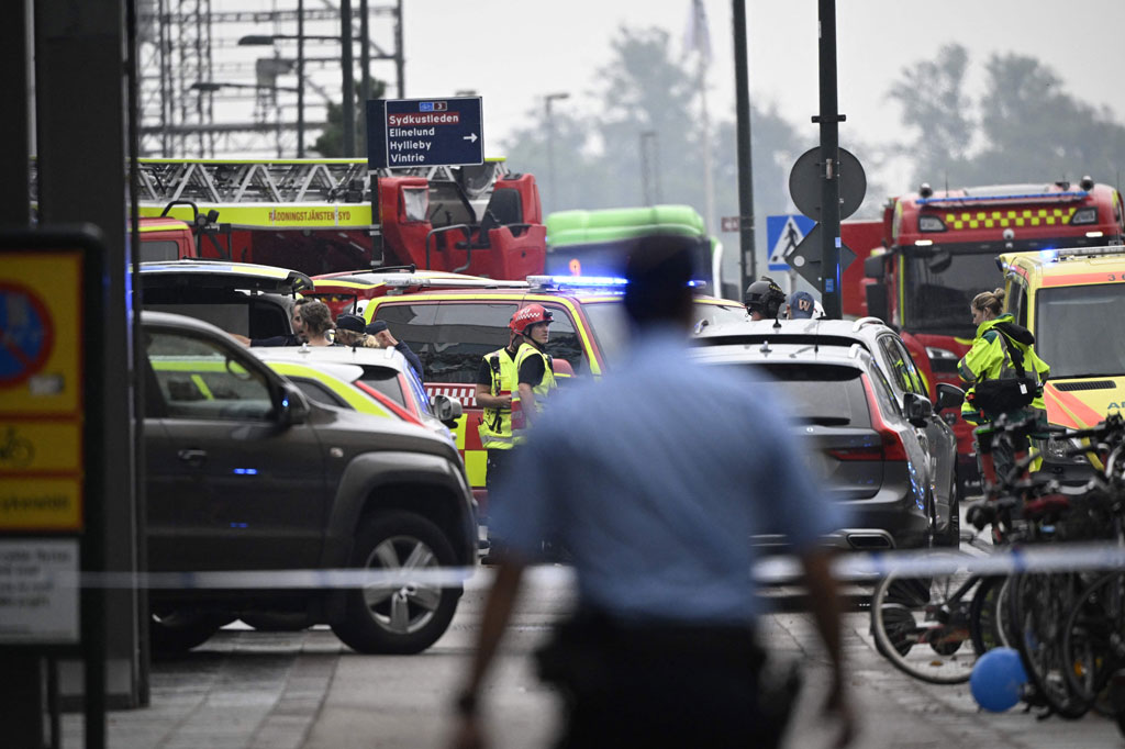 Polisi sebelumnya mengatakan mereka telah menangkap tersangka penembak dalam insiden di kota selatan Malmo itu. Mereka mengesampingkan kemungkinan motif teroris.