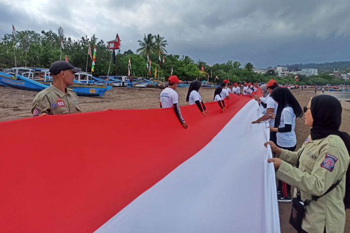 Bendera merah putih sepanjang 1.000 meter tersebut dibentangkan dari Pantai Barat, kemudian diarak sejauh 5 km hingga Pantai Timur, Pangandaran.