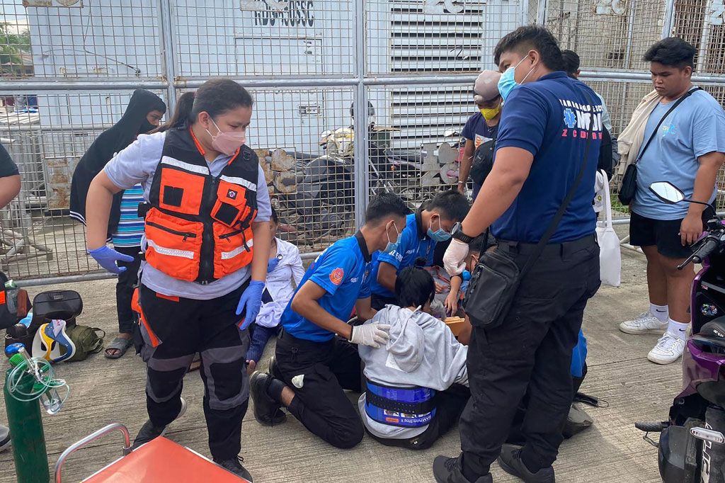 Beberapa orang menerima perawatan medis setelah terluka karena berdesak-desakan untuk mendapatkan bantuan tunai uang pendidikan menjelang pembukaan kembali sekolah, di Kota Zamboanga, Sabtu, 20 Agustus 2022.