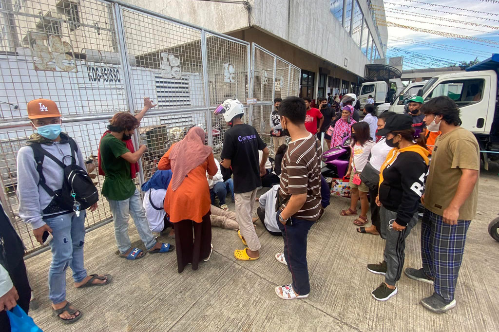 Peristiwa terjadi saat ribuan orang di Kota Zamboangan antre untuk mendapatkan uang pendidikan dari pemerintah. Saat gerbang dibuka, sontak massa berebut untuk mendapatkan antrean terdepan. Akibatnya beberapa orang tersandung dan jatuh kemudian tertindih yang lainnya.