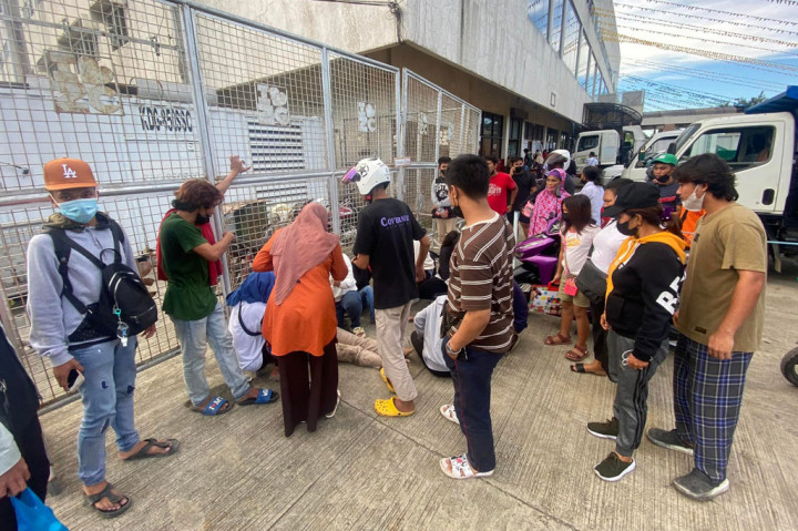 Peristiwa terjadi saat ribuan orang di Kota Zamboangan antre untuk mendapatkan uang pendidikan dari pemerintah. Saat gerbang dibuka, sontak massa berebut untuk mendapatkan antrean terdepan. Akibatnya beberapa orang tersandung dan jatuh kemudian tertindih yang lainnya.