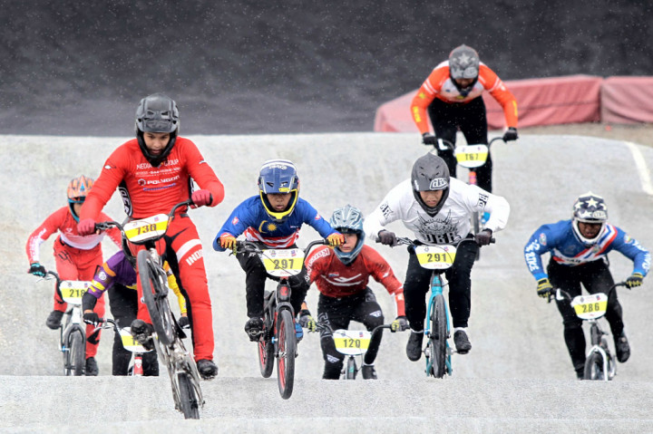 Rider/pembalap Indonesia Raiden Raga (730) memacu sepeda BMX-nya di ajang Kejuaraan Asian BMX di Malaysia, Sabtu, 20 Agustus 2022. 