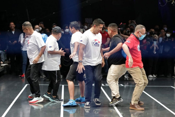 Lomba dibuka dengan dansa bola yang di antaranya mempertandingkan Hotman Paris berpasangan dengan Pemred Metro TV Arief Suditomo melawan Don Bosco dengan Saleh Husin. 