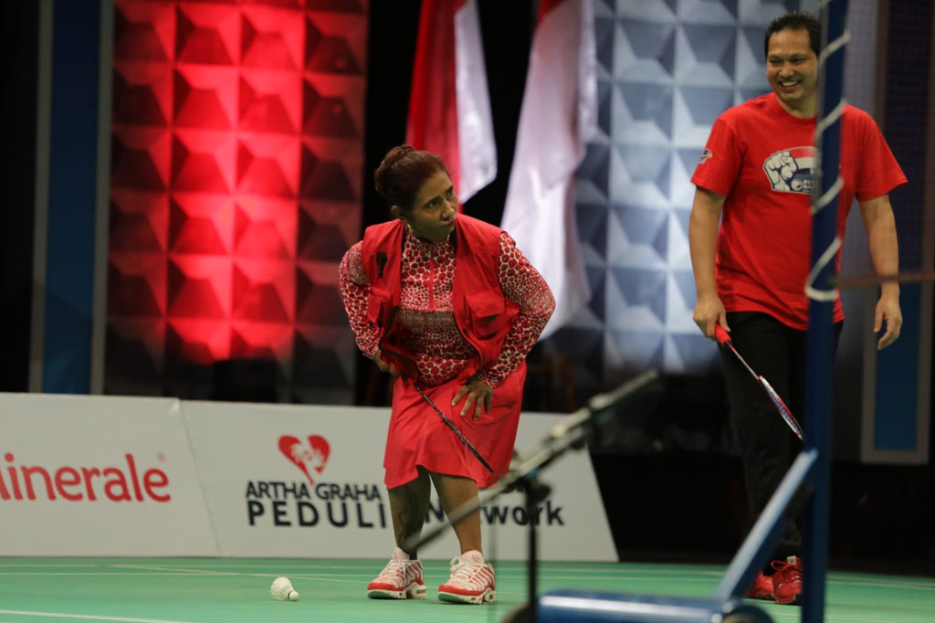 Eks atlet bulutangkis profesional pun turut memeriahkan pertandingan bulutangkis, Hariyanto Arbi yang berpasangan dengan Susi Pudjiastuti melawan Liliyana Natsir yang berduet dengan Saleh Husin. 