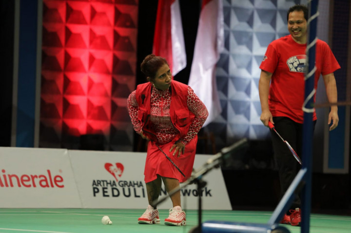 Eks atlet bulutangkis profesional pun turut memeriahkan pertandingan bulutangkis, Hariyanto Arbi yang berpasangan dengan Susi Pudjiastuti melawan Liliyana Natsir yang berduet dengan Saleh Husin. 