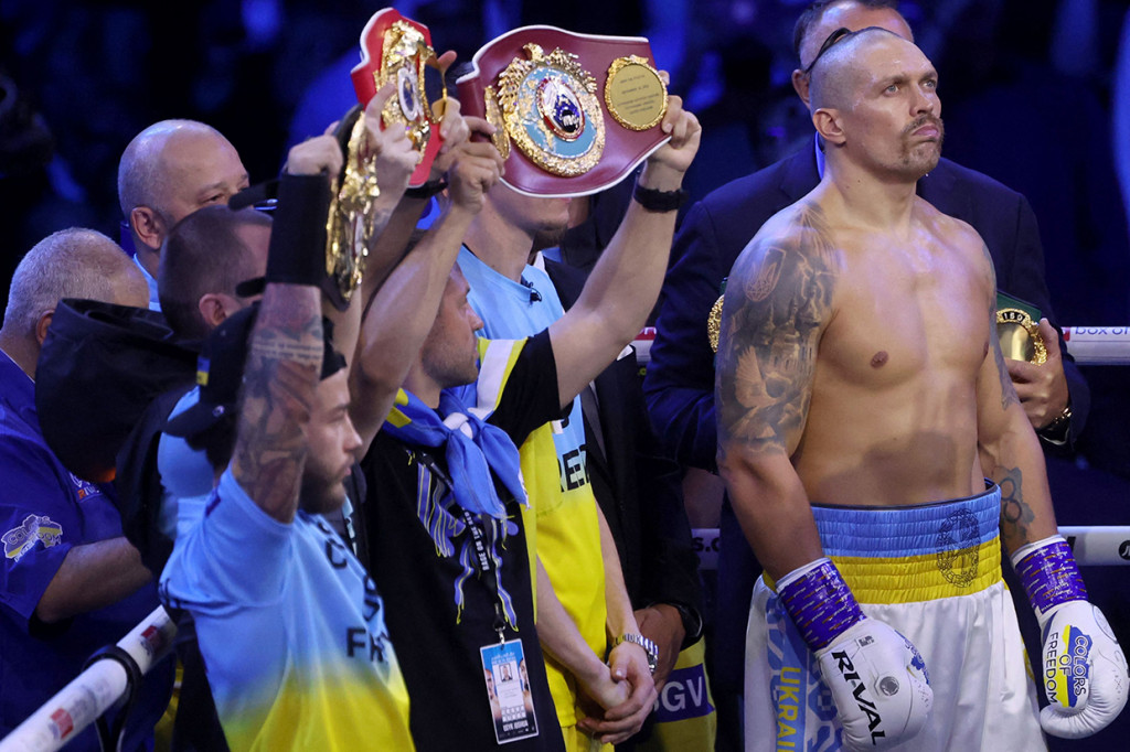 Oleksander Usyk berhasil mempertahankan gelar juara dunia kelas berat usai mengalahkan Anthony Joshua dalam laga rematch. 