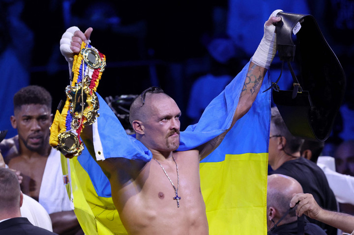 Usyk mempertahankan sabuk juara WBA Super, IBF, WBO, dan IBO serta mengamankan sabuk versi The Ring yang lowong seusai Tyson Fury pensiun.
