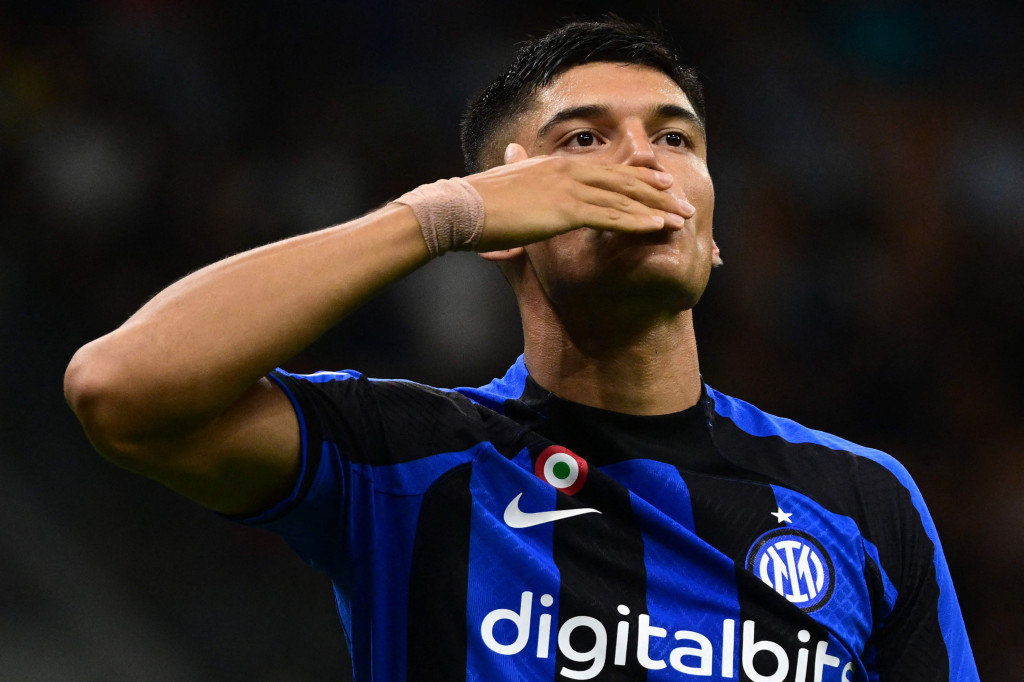 Joaquin Correa melakukan selebrasi usai mencetak gol ke gawang Spezia pada pekan kedua Liga Italia 2022-2023.
