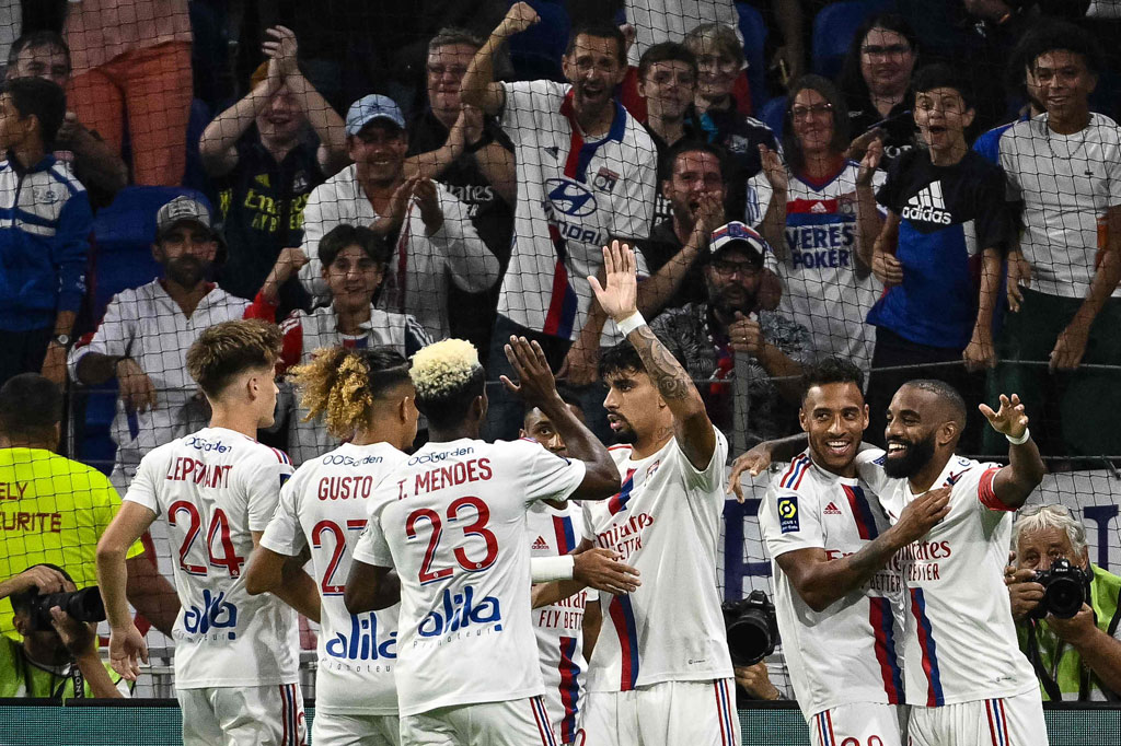 Tete mencetak dua gol saat Lyon mencukur Troyes 4-1 dalam laga lanjutan Ligue 1 Prancis, Sabtu, 20 Agustus 2022 dini hari WIB. Kemenangan tersebut membawa Lyon untuk sementara naik ke peringkat kedua klasemen sementara, di bawah Paris Saint-Germain.
