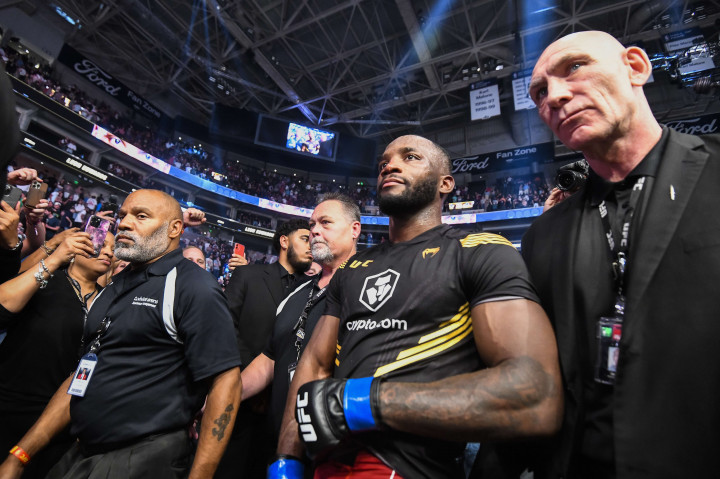 Pada pertarungan sengit itu, Usman sebenarnya sempat agresif sebelum akhirnya kalah KO dan harus rela melepas gelar sabuk juara kelas welter.