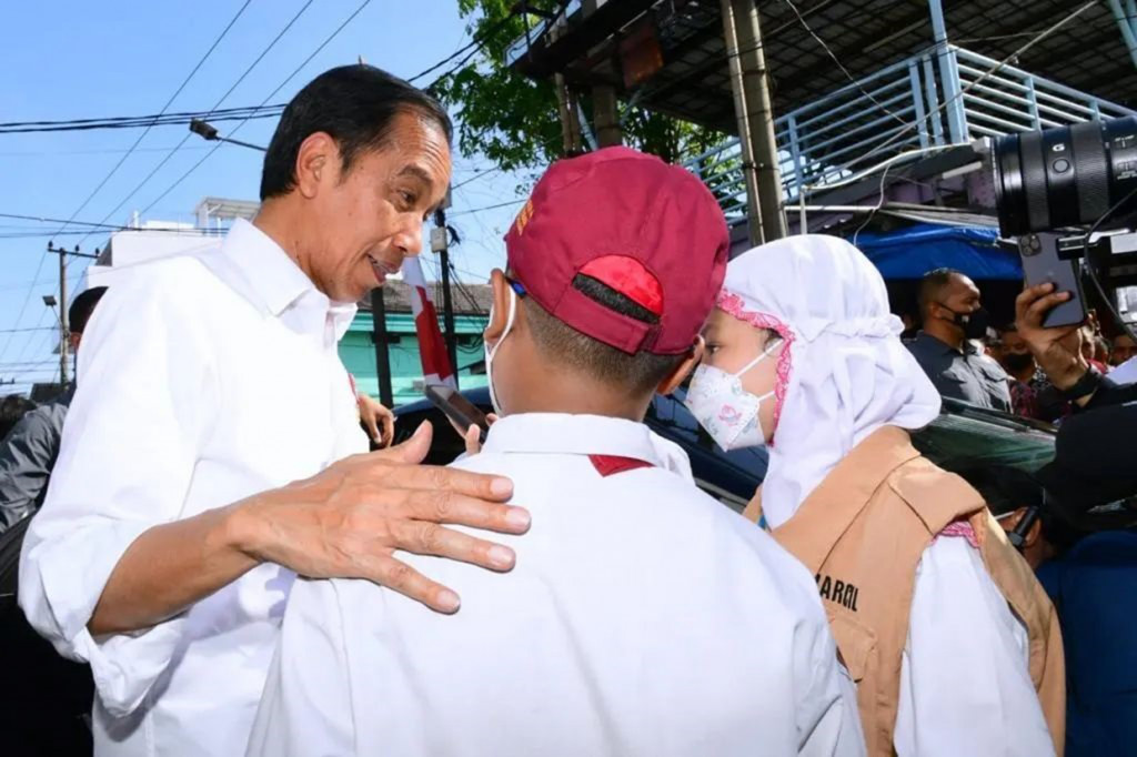 Ada cerita menarik dalam kunjungan kerja Presiden Joko Widodo dan Iriana Joko Widodo ke Pasar Pucang Anom, Kota Surabaya, Provinsi Jawa Timur, Minggu, 21 Agustus 2022.