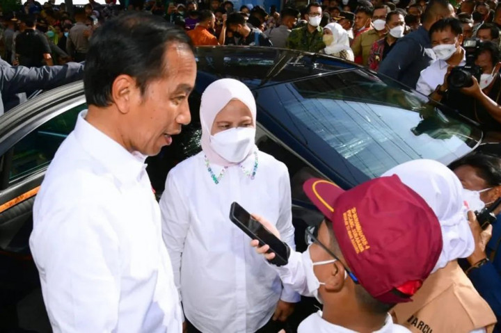 Usai menyapa para pedagang sekaligus menyerahkan bantuan langsung kepada para penerima manfaat, Presiden dan Ibu Iriana dihampiri oleh dua wartawan cilik.