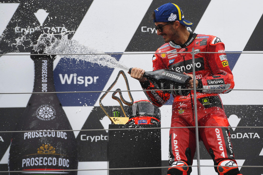 Rider Ducati, Francesco Bagnaia menjadi juara MotoGP Austria 2022. Pecco pun meraih tiga kemenangan beruntun di MotoGP 2022.