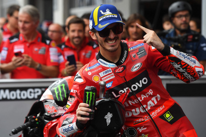 Bagnaia mendominasi jalannya balapan. Usai merebut posisi pertama dari Enea Bastianini, Pecco tak terkejar dalam 28 putaran.