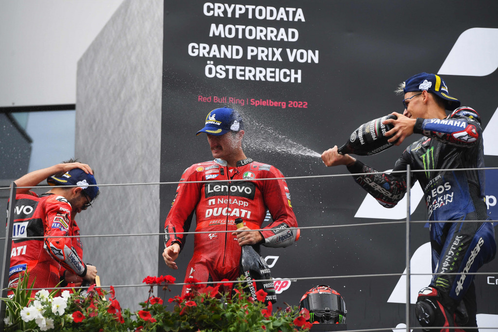 Sementara itu Fabio Quartararo berhasil finis di posisi kedua dengan catatan 0,492 detik lebih lambat dari rider Italia itu.