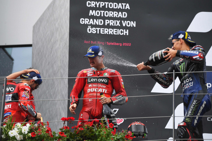 Sementara itu Fabio Quartararo berhasil finis di posisi kedua dengan catatan 0,492 detik lebih lambat dari rider Italia itu.