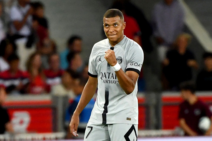 Kylian Mbappe menjadi bintang dengan tiga golnya (1', 66', 87'). 