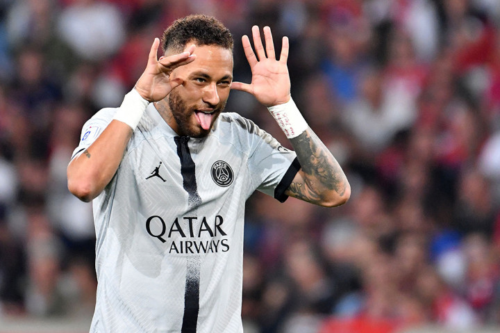 Neymar melakukan selebrasi usai mencetak gol ke gawang Lille OSC (LOSC) dalam laga lanjutan Liga Prancis musim 2022-203.