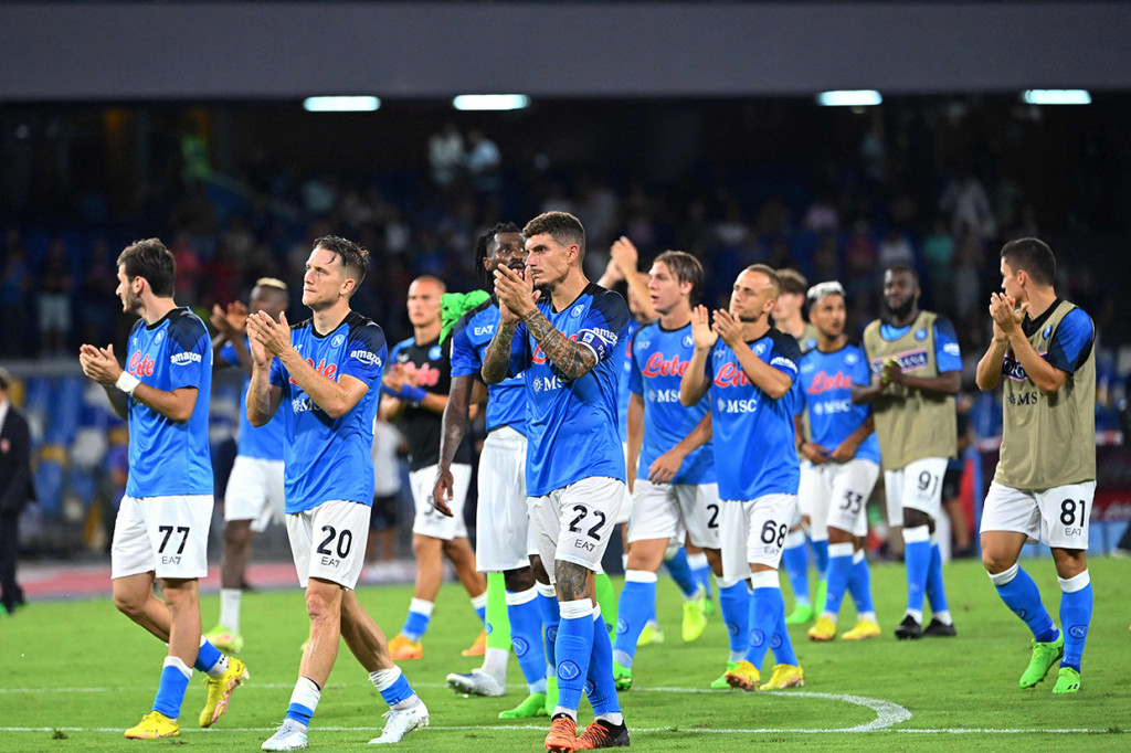 Beralih ke pertandingan lain. Duel Napoli vs Monza di Stadion Diego Armando Maradona, Minggu, 21 Agustus 2022, malam WIB, berakhir manis bagi tuan rumah. Napoli tanpa ampun menghajar AC Monza, yang baru promosi ke Serie A, dengan skor telak 4-0.
