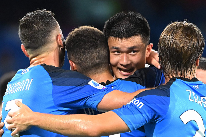 Hasil itu membawa Il Partenopei sementara ke puncak klasemen Liga Italia. 