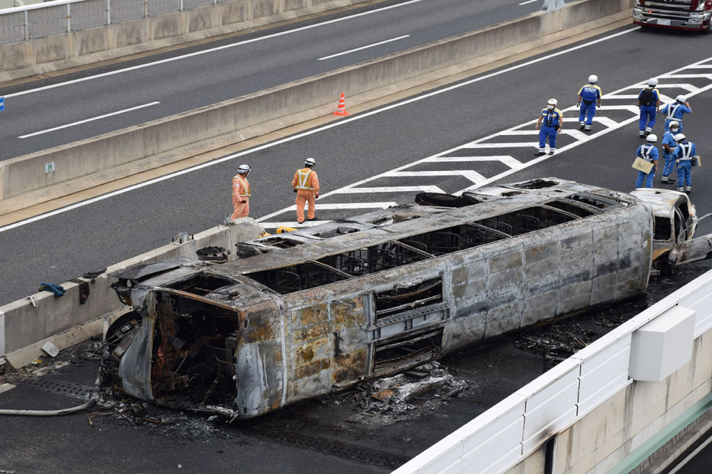 Menurut petugas pemadam kebakaran setempat, bus terbakar setelah terbalik dalam tabrakan.