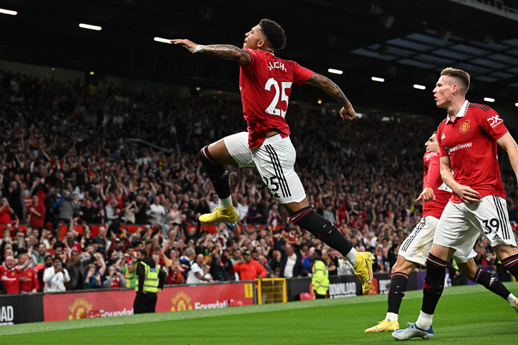 Skor 2-1 untuk kemenangan Manchester United menutup 90 menit. Hasil ini sekaligus menandai kemenangan pertama MU di Liga Inggris musim ini.