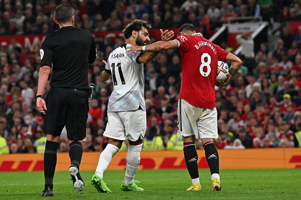 Mereka berada di peringkat ke-14. Sementara, Liverpool di posisi ke-16 lewat raihan dua angka dengan belum meraih kemenangan. 