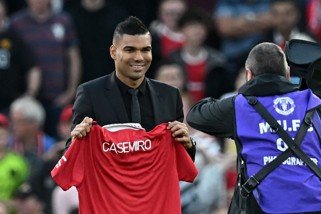 Setelah mengumumkan kesepakatan dengan Real Madrid beberapa hari lalu, MU akhirnya meresmikan transfer Casemiro jelang laga melawan Liverpool, Selasa, 23 Agustus 2022, dini hari WIB.