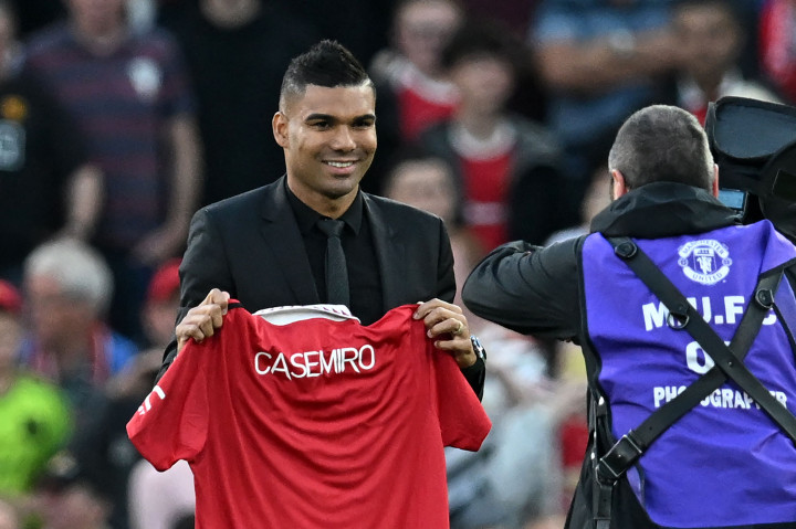 Setelah mengumumkan kesepakatan dengan Real Madrid beberapa hari lalu, MU akhirnya meresmikan transfer Casemiro jelang laga melawan Liverpool, Selasa, 23 Agustus 2022, dini hari WIB.