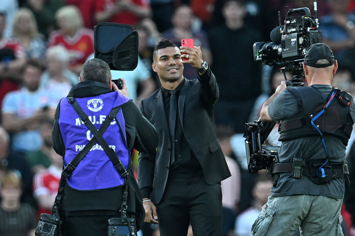 Manchester United secara resmi mengumumkan transfer Casemiro. Gelandang asal Brasil itu telah menuntaskan transfernya dan menandatangani kontrak sampai 2026.